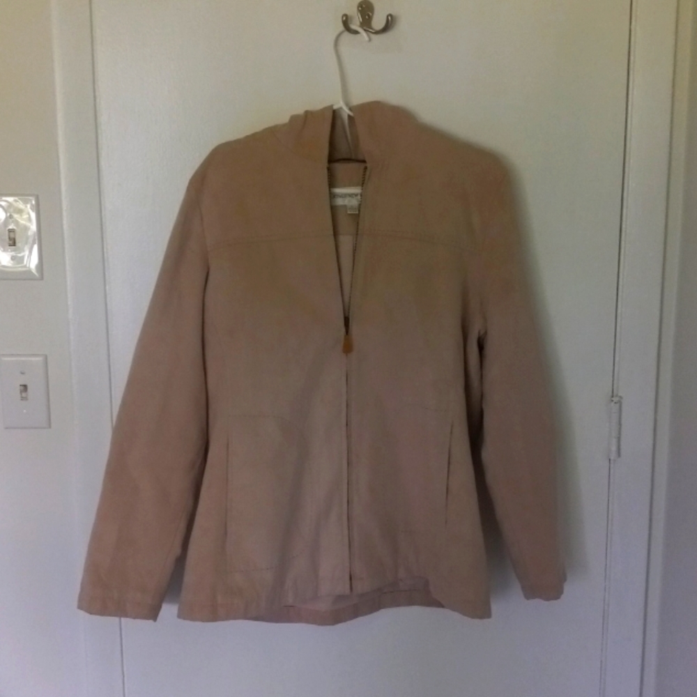 Light weight hooded jacket.